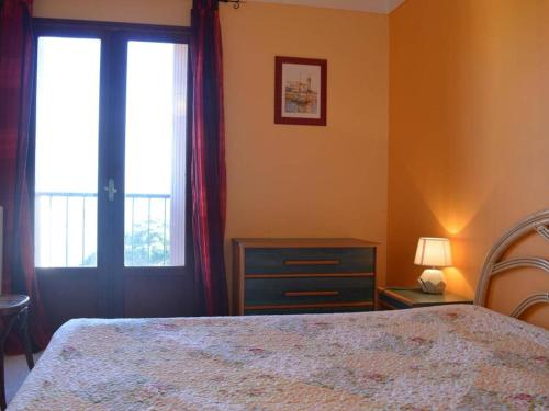 une chambre avec un lit, une commode et une fenêtre dans l'établissement Grand T2 lumineux avec parking à 300m de la plage de Banyuls-sur-Mer - FR-1-225C-534, à Banyuls-sur-Mer