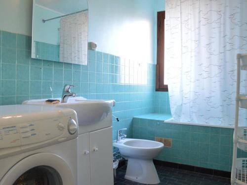 une salle de bain avec un lavabo et une machine à laver dans l'établissement Grand T2 lumineux avec parking à 300m de la plage de Banyuls-sur-Mer - FR-1-225C-534, à Banyuls-sur-Mer