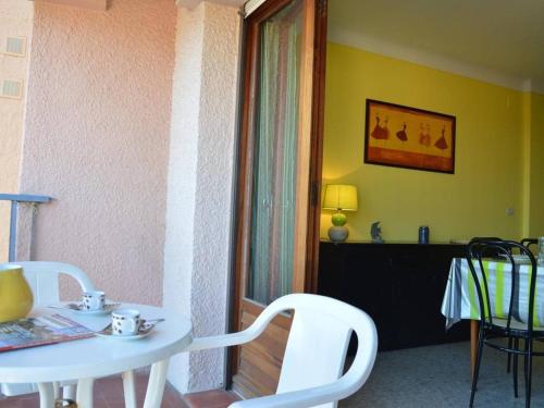 - une table et des chaises blanches dans la chambre dans l'établissement Grand T2 lumineux avec parking à 300m de la plage de Banyuls-sur-Mer - FR-1-225C-534, à Banyuls-sur-Mer