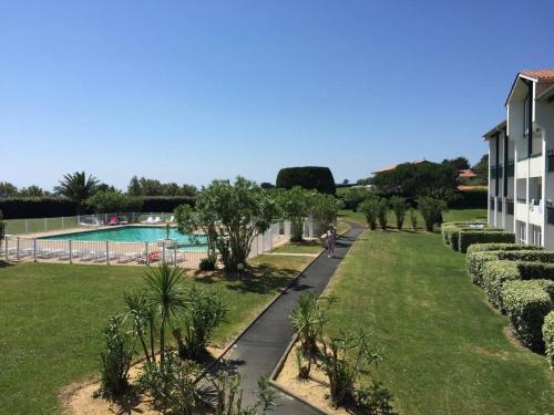 - une vue sur un complexe avec une piscine dans l'établissement Aperçu mer: Bel appartement avec piscine, tennis et proche plage - FR-1-3-450, à Bidart