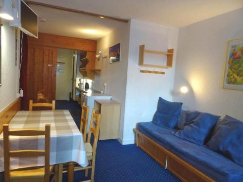 un salon avec un canapé bleu et une table dans l'établissement Studio skis aux pieds, 4 pers., Arc 1800, proche commerces, village du Charvet - FR-1-411-516, à Arc 1800