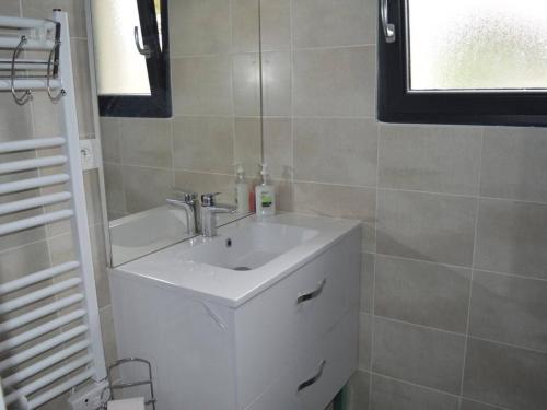 A bathroom at Appartement Argelès-sur-Mer, 2 pièces, 4 personnes - FR-1-225-545