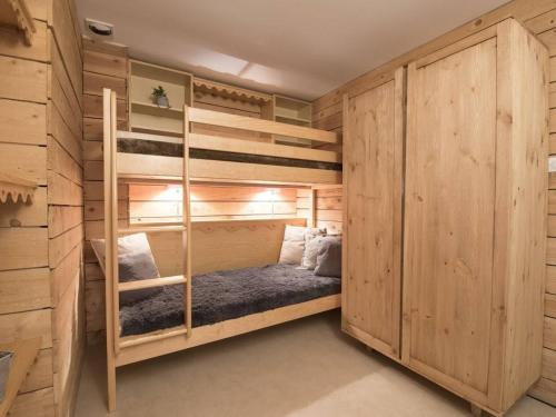 - une chambre avec des lits superposés dans une cabine dans l'établissement Studio rénové pour 4 pers. avec piscine, sauna et balcon à Saint-Lary-Soulan - FR-1-296-257, à Saint-Lary-Soulan