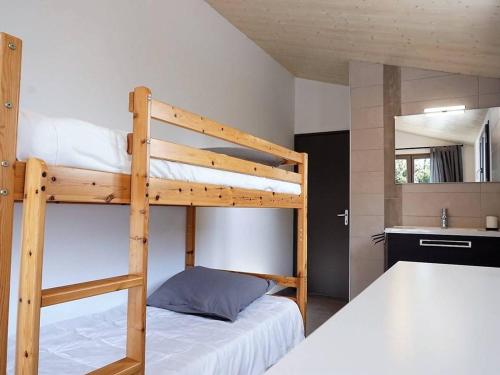 une chambre avec deux lits superposés et une cuisine dans l'établissement Maison en bord de mer à Noirmoutier : 3 chambres, jardin clos, internet, parking, plage à 250m - FR-1-224B-646, à Noirmoutier-en-l'lle