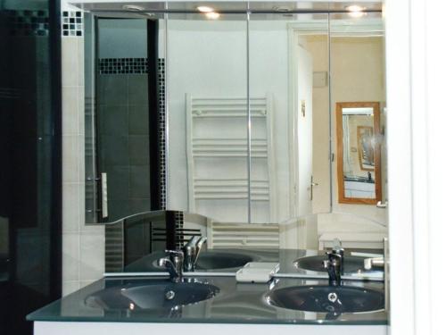 une salle de bain avec deux lavabos et un grand miroir dans l'établissement Duplex 3 chambres au pied des pistes à Montgenèvre - FR-1-266-129, à Montgenèvre