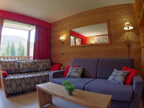 un salon avec un canapé et un miroir dans l'établissement Confortable Appartement de 2P avec Balcon, Acceptant Animaux à Valmorel - FR-1-291-815, à Valmorel