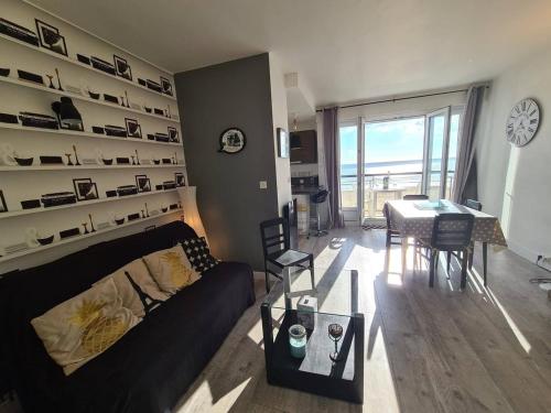 un salon avec un canapé et une table dans l'établissement Appartement moderne 3 pièces, 6 couchages, parking, proche plage - FR-1-224C-648, à Saint-Jean-de-Monts