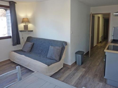 - un salon avec un canapé dans l'établissement Appartement rénové aux Orres, skis aux pieds, parking, accepte animaux - FR-1-322-311, aux Orres