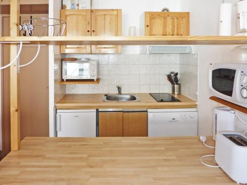 a small kitchen with a sink and a microwave at Studio Les Orres, 1 pièce, 4 personnes - FR-1-322-319 in Les Orres