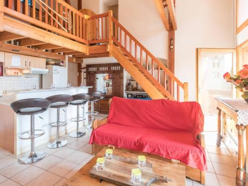 un salon avec un canapé rouge et une cuisine dans l'établissement Duplex 4 pièces, 12 pers, proche Serre Chevalier, WIFI, parking - FR-1-330C-54, à Puy-Saint-Pierre