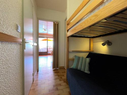 - une chambre avec des lits superposés et une porte menant à un couloir dans l'établissement Studio 2 étoiles pour 4 pers. avec balcon à Briançon - FR-1-330C-62, à Briançon