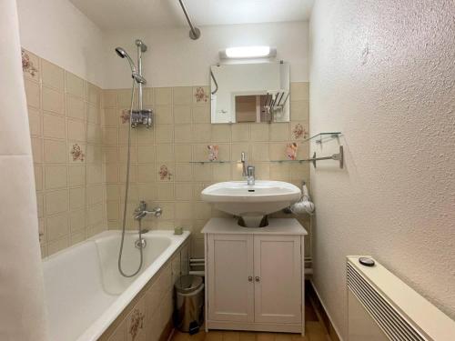 une salle de bain avec un lavabo et une baignoire et un lavabo dans l'établissement Studio 2 étoiles pour 4 pers. avec balcon à Briançon - FR-1-330C-62, à Briançon