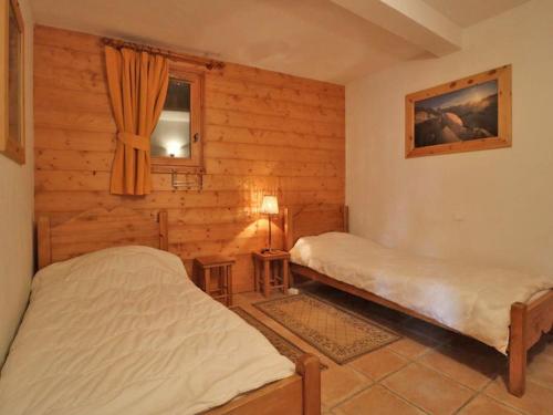 um quarto com 2 camas e uma janela em Appartement Montvalezan-La Rosière, 3 pièces, 6 personnes - FR-1-398-535 em Montvalezan