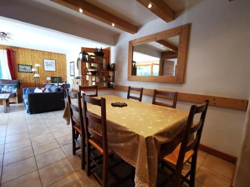 jadalnia ze stołem i lustrem w obiekcie MAGNIFIQUE Appart/ 8 pers / 4 ch / Jardin / Vue MB w mieście Megève