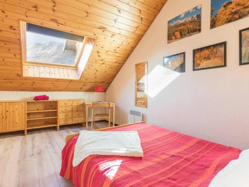 Ένα ή περισσότερα κρεβάτια σε δωμάτιο στο Appartement Duplex 3 Pièces Cabine, 6 Couchages, Monêtier-les-Bains, Proche Commerces et Pistes - FR-1-330F-154