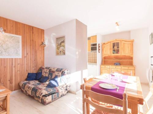 un salon avec une table et un canapé dans l'établissement Grand studio calme 5 pers, parking, balcon, Briançon - FR-1-330C-88, à Briançon