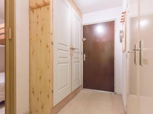 une porte menant à une chambre aux murs blancs. dans l'établissement Grand studio calme 5 pers, parking, balcon, Briançon - FR-1-330C-88, à Briançon
