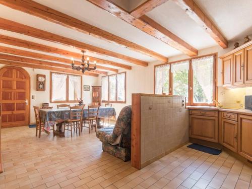 une cuisine et une salle à manger avec une table et des chaises dans l'établissement Grand studio mezzanine avec jardin et parking, 4 pers. - Villar-Saint-Pancrace - FR-1-330C-89, à Villar-Saint-Pancrace