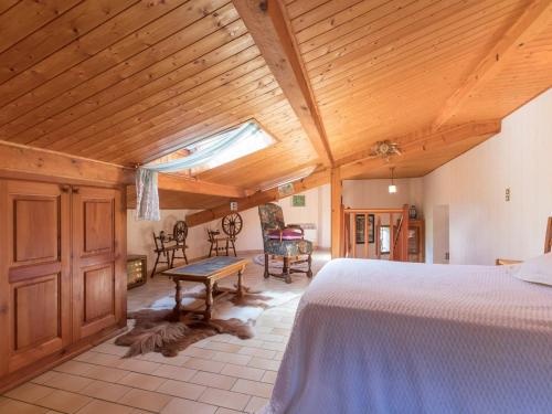 une chambre avec un lit et un plafond en bois dans l'établissement Grand studio mezzanine avec jardin et parking, 4 pers. - Villar-Saint-Pancrace - FR-1-330C-89, à Villar-Saint-Pancrace