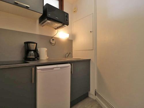 una pequeña cocina con fregadero y lavavajillas en Studio Montvalezan-La Rosière, 1 pièce, 4 personnes - FR-1-398-573, en Montvalezan