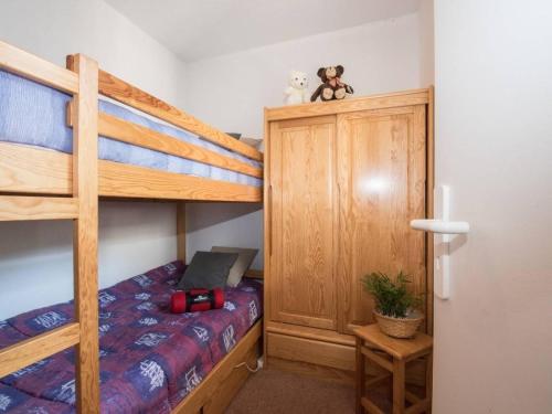 - une chambre avec 2 lits superposés et une porte menant à un casier dans l'établissement Appartement ensoleillé 4 pers, proche thermes et télécabine, avec balcon et parking, Saint-Lary-Soulan - FR-1-296-264, à Saint-Lary-Soulan