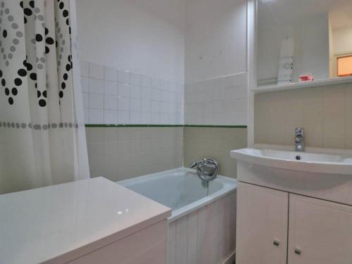 Studio Montvalezan-La Rosière, 1 pièce, 4 personnes - FR-1-398-573 tesisinde bir banyo