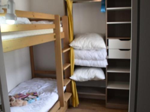 Cette chambre dispose de lits superposés, de serviettes et d'oreillers. dans l'établissement Studio Cabine à Montgenèvre - Face aux Pistes, Wifi, Animaux Acceptés - FR-1-266-131, à Montgenèvre