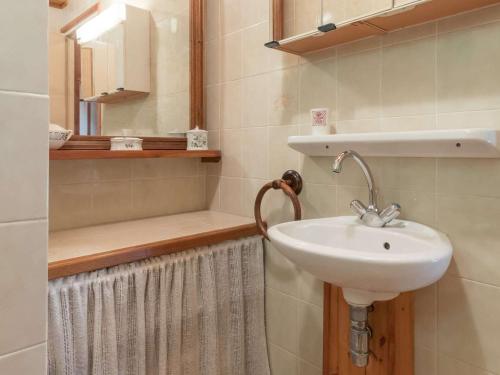une salle de bain avec un lavabo et un miroir dans l'établissement Grand studio mezzanine avec jardin et parking, 4 pers. - Villar-Saint-Pancrace - FR-1-330C-89, à Villar-Saint-Pancrace