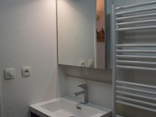 une salle de bain avec un lavabo et un miroir dans l'établissement Studio Cabine à Montgenèvre - Face aux Pistes, Wifi, Animaux Acceptés - FR-1-266-131, à Montgenèvre