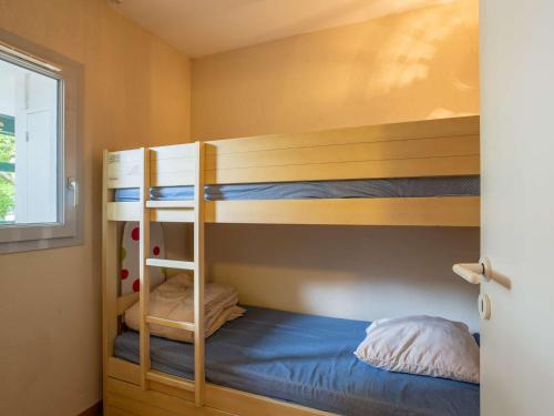 une chambre avec deux lits superposés dans l'établissement Appartement charmant avec piscine et parking à Arcangues - FR-1-3-475, à Arcangues