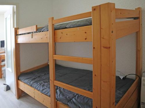 a couple of bunk beds in a room at Studio Les Orres, 1 pièce, 4 personnes - FR-1-322-323 in Les Orres