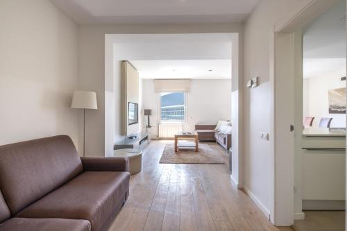 バルセロナにあるレント トップ アパートメンツ アヴェニーダ ディアゴナルのリビングルーム(ソファ付)、ベッドルーム1室が備わります。