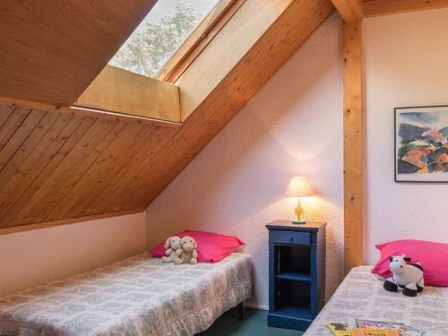 sypialnia na poddaszu z 2 łóżkami i oknem w obiekcie Appartement Le Monêtier-les-Bains, 3 pièces, 7 personnes - FR-1-330F-146 w mieście Le Monêtier-les-Bains