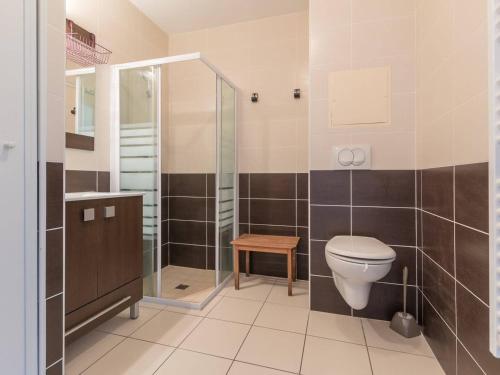 W łazience znajduje się toaleta, prysznic i umywalka. w obiekcie Appartement Briançon, 2 pièces, 4 personnes - FR-1-330C-58 w mieście Briançon