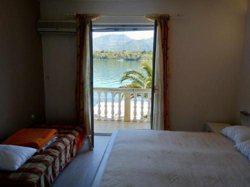 um quarto com 2 camas e vista para uma varanda em Monténégro dans un site exceptionnel loue des hébergements supérieurs face mer avec plage privée em Tivat