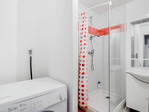 une salle de bain avec douche et machine à laver dans l'établissement Appartement 2 Chambres + Coin Nuit, Face Télécabine, Centre de Cauterets - FR-1-401-129, à Cauterets