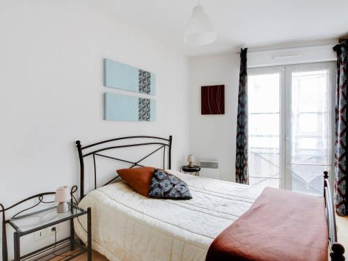 une chambre blanche avec un lit et une fenêtre dans l'établissement Appartement 2 Chambres + Coin Nuit, Face Télécabine, Centre de Cauterets - FR-1-401-129, à Cauterets