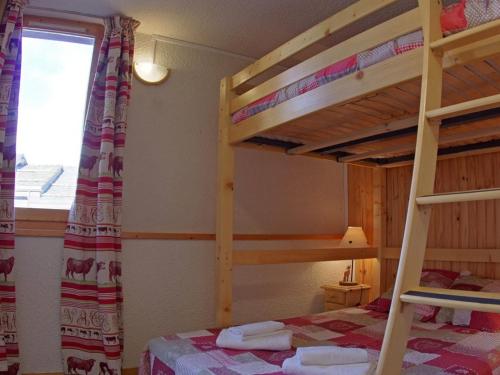 ヴァルモレルにあるAppartement Valmorel, 2 pièces, 4 personnes - FR-1-291-827のベッドルーム1室(二段ベッド2台、窓付)が備わります。