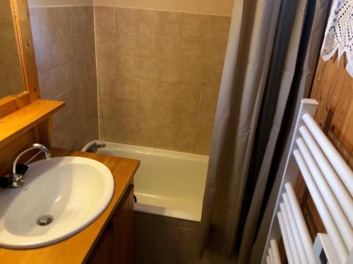 a bathroom with a sink and a bath tub at Studio La Clusaz, 1 pièce, 4 personnes - FR-1-459-64 in La Clusaz