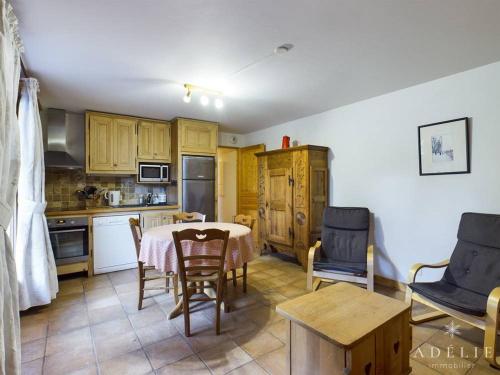 Appartement Montvalezan-La Rosière, 3 pièces, 6 personnes - FR-1-398-523にあるキッチンまたは簡易キッチン