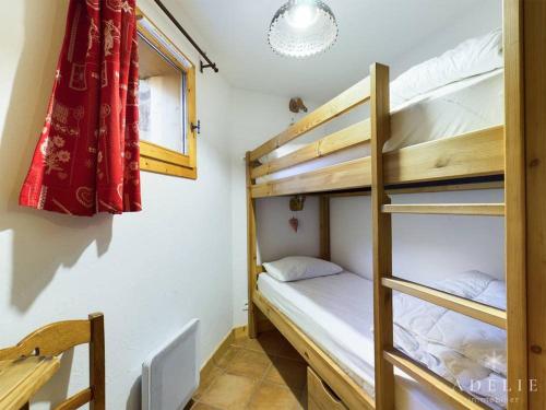 ラ・ロジエールにあるAppartement Montvalezan-La Rosière, 3 pièces, 6 personnes - FR-1-398-523の二段ベッド2台と窓が備わる客室です。