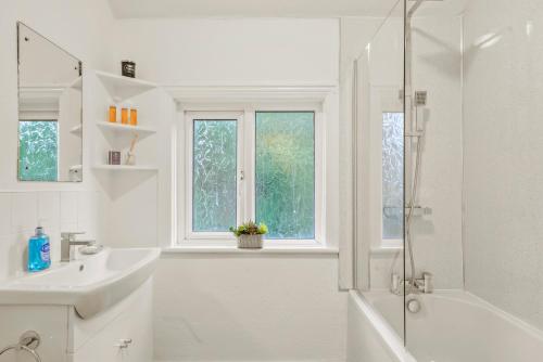 baño blanco con ducha y lavamanos en Stylish 4 Bed House in Yorkshire - Football Table en Pontefract