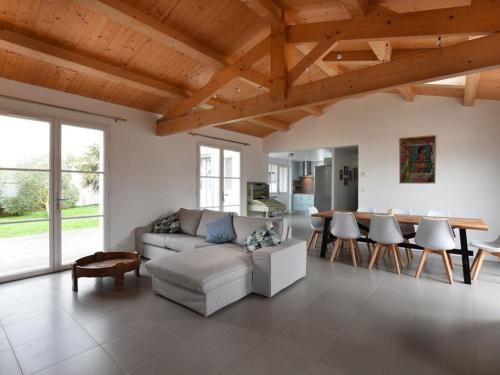 un salon avec un canapé et une table dans l'établissement Charmante Maison avec Jardin, à Proximité du Centre des Portes-en-Ré, 3 Chambres, WIFI - FR-1-434-59, aux Portes