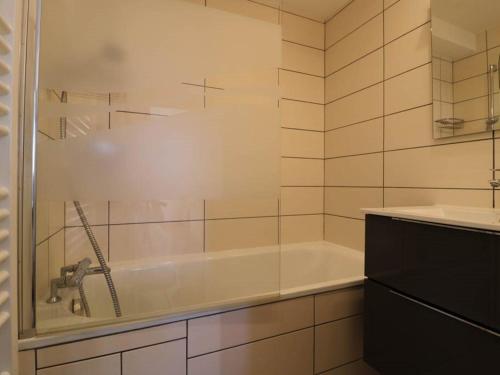 a bathroom with a bath tub and a sink at Appartement Montvalezan-La Rosière, 2 pièces, 6 personnes - FR-1-398-540 in La Rosière