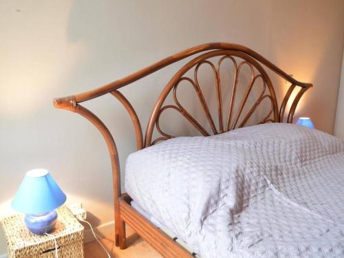 um quarto com uma cama com um candeeiro azul sobre uma mesa em Appartement Banyuls-sur-Mer, 2 pièces, 4 personnes - FR-1-225C-51 em Banyuls-sur-Mer