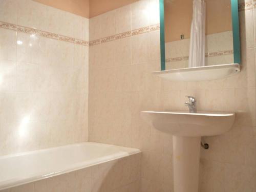 La salle de bains est pourvue d'un lavabo et d'une baignoire. dans l'établissement Appartement Banyuls-sur-Mer, 2 pièces, 4 personnes - FR-1-225C-51, à Banyuls-sur-Mer