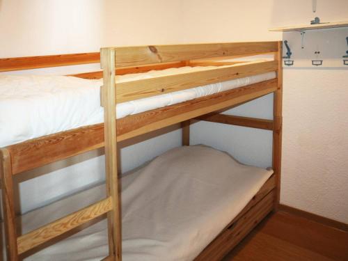 quelques lits superposés dans une chambre dans l'établissement Bel Apt avec Balcon Sud au Cœur de la Station - FR-1-322-349, aux Orres
