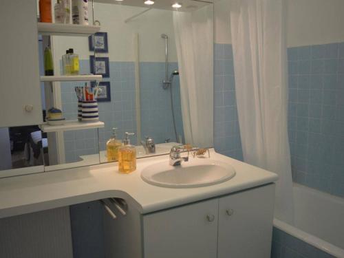 une salle de bain avec un lavabo et un miroir dans l'établissement Appartement T2 climatisé avec parking proche mer - FR-1-225C-6, à Banyuls-sur-Mer
