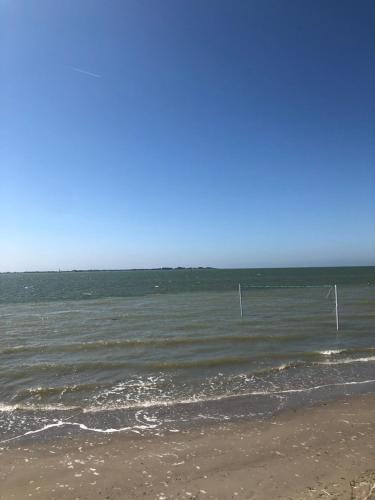 - une plage avec des filets offrant une vue sur l'océan dans l'établissement Maison des rencontres amicales, au Crotoy