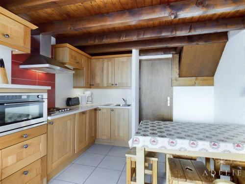 Appartement Montvalezan-La Rosière, 3 pièces, 6 personnes - FR-1-398-529にあるキッチンまたは簡易キッチン